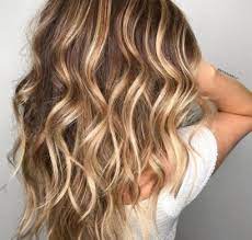 trend haarfarbe toffee blonde erfrischt unseren sommer 2020 haare naturlich aufhellen haare blondieren haare pflegen