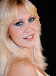 🌟🎤 La dulce voz rubia que conquistó al mundo: Agnetha Fältskog 🎶✨ La  icónica Agnetha Fältskog nació el 5 de abril de 1950 en Jönköping, Suecia.  Antes de ser parte del fenómeno