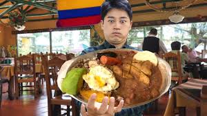 En todo bogotá es fácil encontrar la gente vendiendo empanadas de todo tipo que son bastante ricas la mayoría están hechas con arroz, carne y verduras. Me He Vuelto Super Gordo En Bogota L Probando Comida Tipica En Colombia Youtube