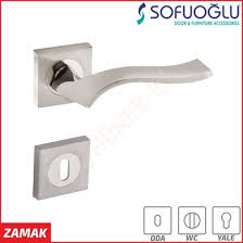 Seçilen kapı kolları kullanılan mekanın dekorasyon tarzında ve tasarımında rol sahibi olan aksesuarlar arasındadır. Huner Is Online Pinar Zmk Rozetli Kapi Kolu