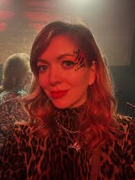 Still can't get over seeing one of my designs right in the middle of the  dance floor at @ministryofsoundclub! 🪩💃 The incredible team at  @hypnosbeds created the most stunning bed fully upholstered