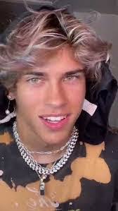 Yvette Dick's Instagram, Twitter & Facebook