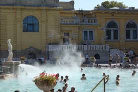 Altri aspetti sfavorevoli sono che uno dei bagni è più caro e la piscina principale non è d'acqua calda. Bagno Termale Di Szechenyi Riscaldamento Invernale In Ungheria 2021
