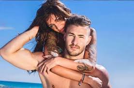 Elle est en effet passé sur le billard à plusieurs reprises pour refaire son nez ou encore ses lèvres. Julia Paredes La Villa 4 Fiancee L Incroyable Cadeau Du Pere De Sa Fille Photo