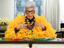 Iris Apfel: l'icona di stile granny irriverente che gioca con la moda - The  Wom Fashion