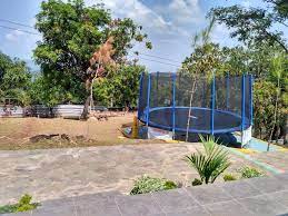 Oiya, bila menginap di paraland resort, kalian tidak perlu lagi untuk membeli tiket masuknya, enak kan. Memandangi Majalengka Dari Paraland Gunung Panten Guru Geografi