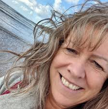 Is there any hairdressers that are available to visit my home and fix my  hair! My hairdresser has messed up my hair dye I need fixing before  christmas. I know short notice…