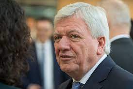 Ministerpräsident volker bouffier hat in seiner neujahrsansprache positiv auf das vergangene jahr zurückgeblickt. Schwarz Grune Koalition In Hessen Bouffier Erneut Zum Ministerprasidenten Von Hessen Gewahlt Politik Tagesspiegel