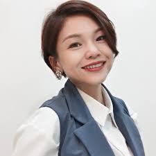 今天想特别介绍一位我很欣赏的伙伴——Victoria 💛  她原本是一位非常专业的保险员，因为过去经历了一些健康上的挑战，后来透过我们的健康方案（agelocTR90），慢慢调理回来，不只变健康了，也越来越漂亮、越来越年轻✨... 