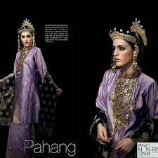 Kebaya labuh sutera tenun jalur rebung baju kebaya labuh corak bunga penuh. Busana Melayu Negeri Pahang Malaysia Credit Photo By Rng Emagazine Malaysian Traditional Fashion Traditional Outfits Fashion