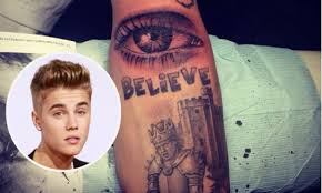 Growing up, he showed a. Justin Bieber Ein Tattoo Fur Die Mama Gala De