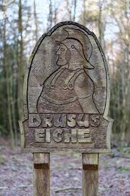 Herzlich willkommen in der limes schlossklinik fürstenhof, einer privaten akutklinik, die auf die behandlung von psychischen und psychosomatischen krankheitsbildern sowie von stressfolgeerkrankungen spezialisiert ist. Stieleiche Drusus Eiche Am Limes In Langen Bergheim Hessen Deutschland