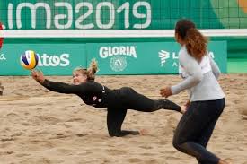 Para a disputa do vôlei de praia, a superfície da quadra deve ser composta por areia nivelada, tão plana e uniforme quanto possível. Frio E Regras Flexiveis Eliminam Biquini Do Volei De Praia No Pan Fotos R7 Pan Lima 2019
