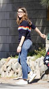I became a jennifer garner stan two years ago after watching her—and her ripped, vigilante assassin bod—in the action flick peppermint. Jennifer Garner Black Sneakers Street Style Autumn Winter 2020 On Sassy Daily Jennifer Garner Style Jennifer Garner Style