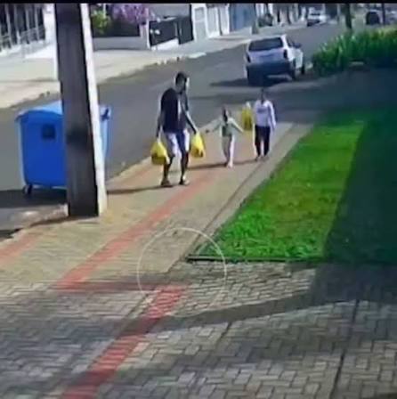 JUSTIÇA FEITA. PAI PRESO! O homem que chutou o rosto da própria filha de apenas 3 anos acabou de ser preso pela Polícia Civil de Francisco Beltrão. Antes, após confessar o crime