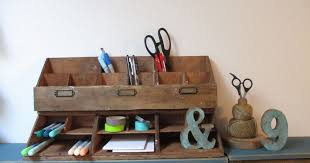 ボールペンやハサミ ノリなどこまごました文房具は 片付けるのが面倒だからとつい使いっぱなしにしがちでは すると 部屋が散らかる原因にもなるし 次に使う時に見つからなかったりして不便ですよね そこで今回は 見た目すっきり キレイに片付く文房具収納テクを