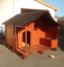 Www Recycled Things Com Wp Content Uploads 2016 10 Pallet Dog House With Installed Dog Feeder Jpg Kopek Kulubeleri Ahsap Isciligi Kopek