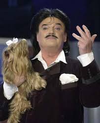 He built a reputation for the extravagant clothes he designed and wore, and was well known in germany's celebrity circuit. Kriminalitat Modemacher Rudolph Moshammer Ermordet Mode Faz