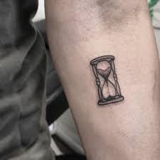 125 Tatouages Intemporels En Sablier Et Leur Signification Dovme Fikirleri Dovme Dovme Tasarimlari