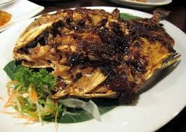 Umumnya sambal ini disajikan bersama ikan mas atau ikan nila yang dibakar walau menurut saya disantap dengan ikan atau ayam goreng pun mantap. Sulawesi Sedapnya Ikan Kaneke Bakar Parape Dicocol Sambal Mangga