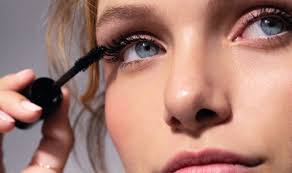 En d'autres termes, elle veut cacher ses rides, remonter ses yeux et sa peau car si l'on veut à 50 ans paraitre plus jeune et avoir un regard glamour avec de grands yeux en amande, il faut commencer par réaliser un teint. Act Beautiful Quel Maquillage Quand On A Les Yeux Bleus Yves Rocher