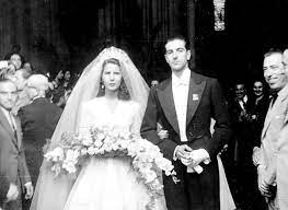 French postcard by editions du globe, no. Boda De Carmen Sevilla Y Augusto Alguero Buscar Con Google Boda Sin Respaldo Vestidos De Novia De Color Rojo Vestidos De Novia