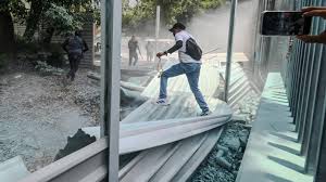 Manifestantes irrumpen en un edificio gubernamental en México a días del Mundial