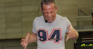 Elmondta, hogy szívesen fogadna ajándékként viszkit és szivart és szerinte is meg kell ünnepelni az apákat, de az anyáknak nehezebb. Kutyakat Fogyaszt Schobert Norbi Starity Hu