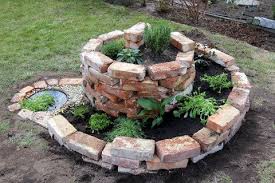 Un Circolo Di Mattoni A Vista Che Chiude Il Vaso Cilinfrico Delle Ninfee Bambuu Krautergarten Design Steingarten Design Garten