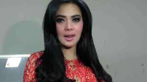 Syahrini Gunakan Gaun Menerawang