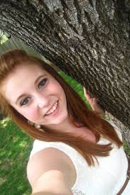 Jovem volta a andar e emociona enfermeira que cuidava dela no hospital;  assista