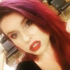 Leslee Smith (@lessmi89)