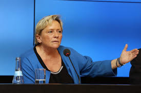 Für das »desaströse« ergebnis übernehme sie die verantwortung, sagte susanne eisenmann nach der. 95 4 Prozent Auf Parteitag Sudwest Cdu Geht Mit Eisenmann In Nachste Landtagswahl Region