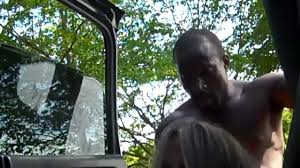 Hermosa esposa con un negro mendigo - PORNORAMA.COM