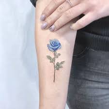 Gerceklige Meydan Okuyan 20 Renkli Dovme Modeli Kozo Sanatli Bi Blog Blue Rose Tattoos Rose Tattoo Design Rose Tattoos