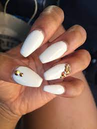 White Acrylic Coffin Nails With Gold Jewels Nail Designs Fall Acrylic Gold Nails Nail Jewels