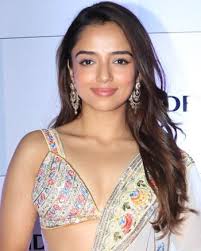 A model wears a design by Australian designers Joelle Morton &amp; Danielle  Mili Picture # 10805