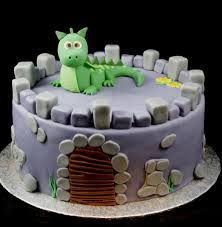 Diese Fondant Motivtorte Ist Perfekt Fur Kleine Ritter Gruner Drache Sitzt Auf Einer Burg Motivtorte Motivtorten Kindertorte