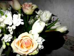Inviare fiori a una persona speciale per il giorno del compleanno, soprattutto se la persona in questione vive a moltissimi chilometri di distanza da noi, può essere il regalo perfetto per sorprenderla e per ricordarle che lei è nei nostri pensieri.immagina l'espressione del suo volto nel momento in cui ricevere il tuo regalo: Regalare Fiori On Line In Italia E All Estero Con Floraqueen Quotidianpost
