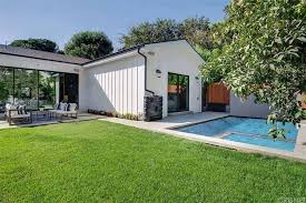 Wondrous farmhouse backyard ideas landscaping on a budget (via: 90 Farmhouse Landscaping Ideas Photos Home Stratosphere