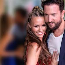 In letzter zeit ist es ruhig um laura müller (20) und michael wendler (48) geworden. Michael Wendler Ehefrau Laura Erster Hochzeitstag Zu Dritt Bunte De
