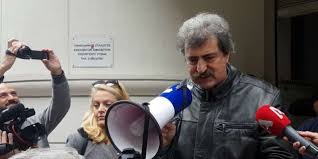 Υπάρχουν κι άλλα νομοσχέδια στα οποία συντμήθηκαν χρόνοι. Paylos Polakhs O An8rwpos Poy Brizei Osoys Miloyn Ellhnika