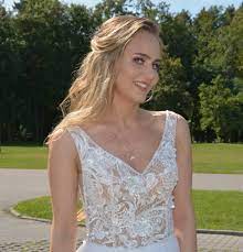 Jetzt die vektorgrafik litauenmenscheniconkarte stilisierte vektor silhouette von litauen bevölkerungswachstum und alterung infografiken herunterladen. Die Litauer