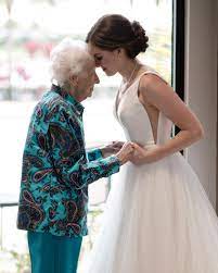 Für immer dein, schreibt sie dazu sowie das hochzeitsdatum der beiden. Besuch Im Hochzeitskleid Braut Erfullt Oma Letzten Wunsch Brigitte De