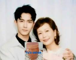 Yu Menglong's Mom finally brought her son home On September 24 rumors say that Yu Menglong's mother finally brought her son home back to their beautiful homeland Urumqi, Xinjiang. He's back to