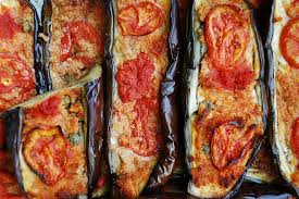 Tagliare a metà le melanzane e fatele bollire in una pentola con acqua salata per 15 minuti, fin quando la polpa diventa morbida e l'esterno non si disfà. Come Fare Le Melanzane Ripiene Trucchi E Ricette