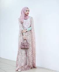 Gamis brokat dapat dimanfaatkan sebagai pelengkap gaya penampilan saat menghadiri acara pesta maupun perayaan lainnya. 25 Model Gamis Brokat Terbaru 2020