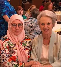 Lai labāk apskatītu atrašanās vietu muk adik beradik corner, pievērsiet uzmanību ielām, kas atrodas tuvumā: Tengku Ampuan Pahang Ke 6 Tunku Azizah Aminah Maimunah Berjiwa Rakyat Nona