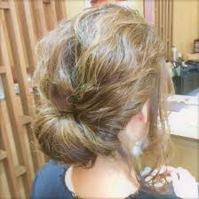 外人風緩めのヘアセットです ギブソンタックに後れ毛を出して仕上げ