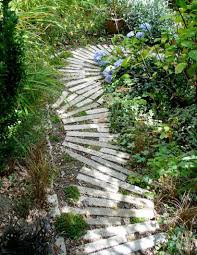 Allée de jardin en bois. Faire Une Allee De Jardin Fixe Ou Mobile En Palettes Bois